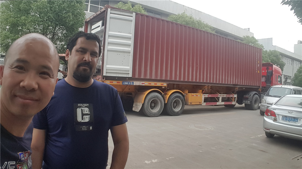 4. Customers from the Middle East come to China to purchase our machines, and we supervise the delivery together.